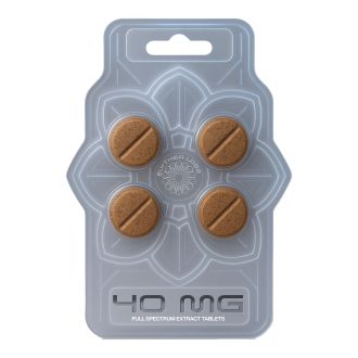 Blisterverpakking met vier bruine Elythra Labs 40 mg Full Spectrum Mitragynine Kratom Extract Tabletten, gerangschikt in een plastic verpakking met bloemmotief, voorzien van het merklogo en doseringsaanduiding.