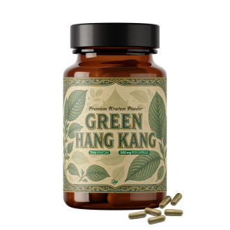 Amberkleurige glazen fles met Premium Kratom-poeder met het label Green Hang Kang Thai Kratom 600 mg per capsule, met een groen botanisch bladontwerp op het etiket en verschillende groene kratomcapsules liggen voor de fles op een witte achtergrond.