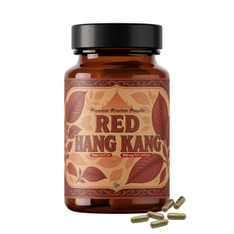 Amberkleurige glazen fles met Premium Kratom-poeder met het label Red Hang Kang Thai Kratom 600 mg per capsule, met een rood botanisch bladontwerp op het etiket en verschillende rode kratomcapsules liggen voor de fles op een witte achtergrond.