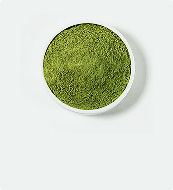 Groene kratompoeder in een witte kom